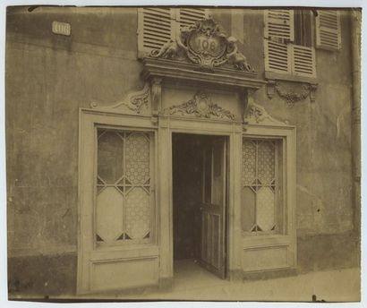 null Eugène ATGET (1857-1927). Entrée d’une maison close. Le 106, av. de Suffren,...