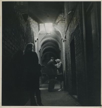 null [Photographe non identifié]. Prostituées à Soho, vers 1950. Deux épreuves argentiques,...