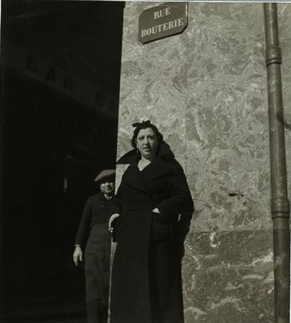 null Denise BELLON (1902-1999). Marseille, prostituée rue Bouterie, vers 1930. Épreuve...