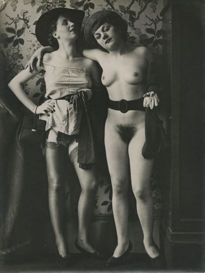 null MONSIEUR X. Femmes à chapeau, vers 1930. Épreuve argentique d’époque, 18 x 24...