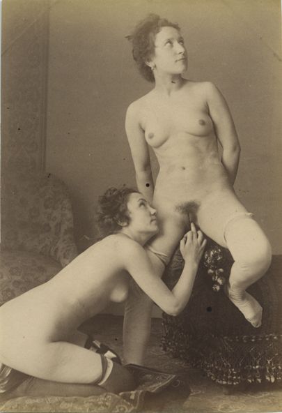 null [Photographe non identifié]. Couple féminin, vers 1880. 13 épreuves argentiques,...