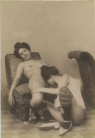 null [Photographe non identifié]. Couple féminin, vers 1880. 13 épreuves argentiques,...