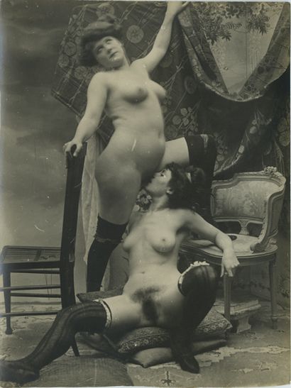 null [Photographe non identifié]. Couple féminin, vers 1910. 29 épreuves argentiques...