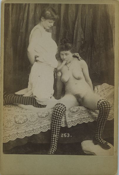 null [Photographe non identifié]. Couple féminin, vers 1910. 29 épreuves argentiques...