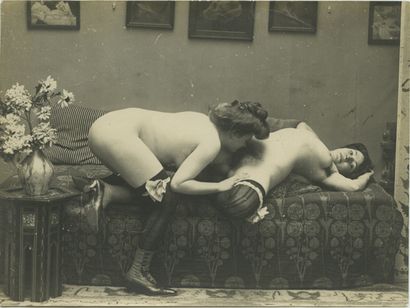 null [Photographe non identifié]. Couple féminin, vers 1900-1930. 30 épreuves argentiques...
