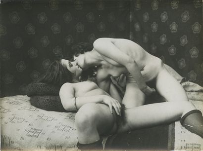 null [Photographe non identifié]. Couple féminin, vers 1900-1930. 30 épreuves argentiques...