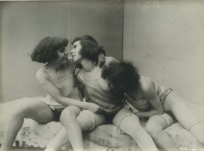 null [Photographe non identifié]. Les trois amies, vers 1920. 26 épreuves argentiques...