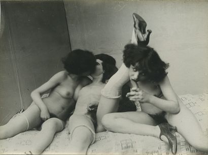 null [Photographe non identifié]. Les trois amies, vers 1920. 26 épreuves argentiques...