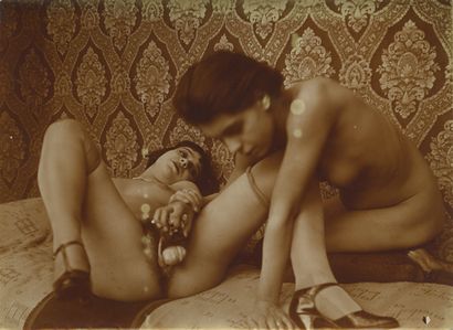 null [Photographe non identifié]. Couple féminin, vers 1920. 19 épreuves argentiques...
