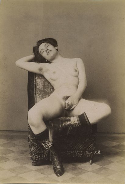 null [Photographe non identifié]. Onanisme féminin, vers 1880. 

26 épreuves argentiques,...