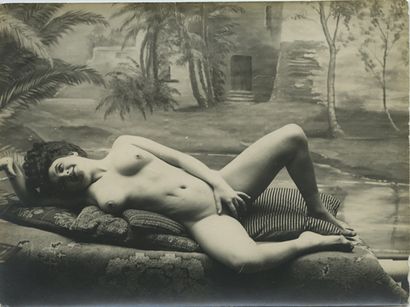 null [Photographe non identifié]. Onanisme féminin, vers 1880. 

26 épreuves argentiques,...