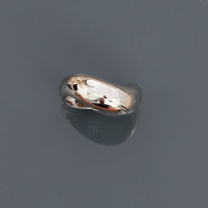 null FRED, Bague " jonc " mouvementé en or gris, 750 MM, centrée d'un diamant, taille...