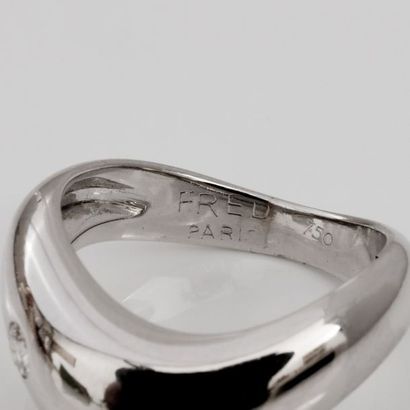 null FRED, Ring "rush" animated in white gold, 750 MM, centred on a diamond, cut:...