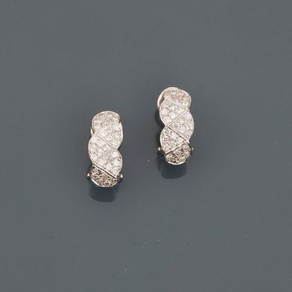 null Pretty earrings in the shape of white gold creoles, 750 MM, drawing staggered...