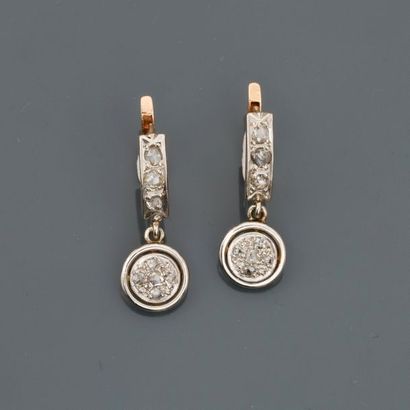 null Two-gold sleepers, 750 MM, decorated with diamonds, around 1930, weight: 4.5gr....
