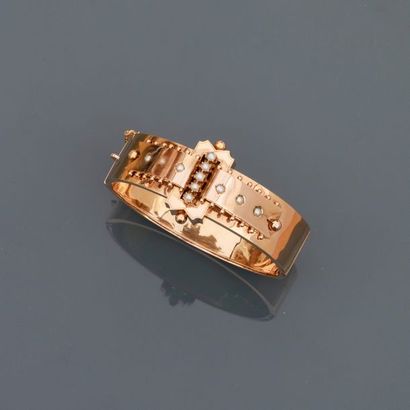 null Bracelet rigide, ouvrant en or jaune, 750 MM, centré de deux rubans passés dans...