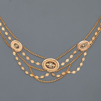 null Beau collier " draperie " en or jaune, 750 MM, formé de mailles portant trois...