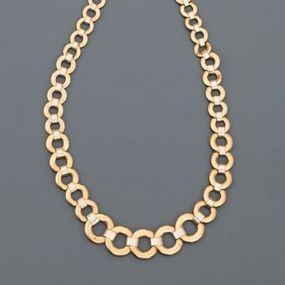 null Necklace drawing openwork yellow gold pellets in slight fall, 750 MM, interspersed...