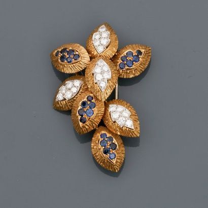 null Pretty brooch drawing eight yellow gold leaves, 750 MM, covered with diamonds...