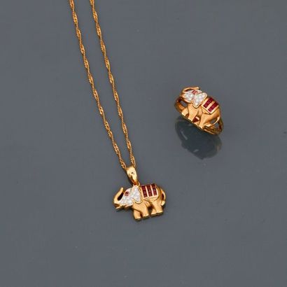 null Demi parure en or jaune, 750 MM, bague et collier arborant chacun un éléphant...