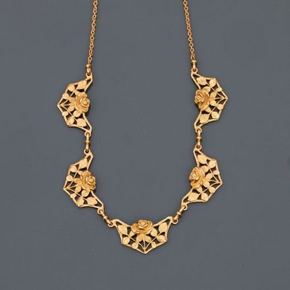 null Necklace "drapery" in yellow gold, 750 MM, centred on five stylised floral decoration...