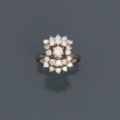 null Bague "couture" en or gris, 750 MM, ornée de diamants, total : 1 carat environ,...