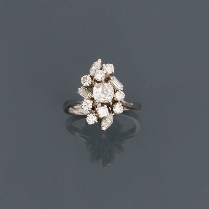 null Bague " couture " en or gris, 750 MM, ornée de diamants taille navette, taille...