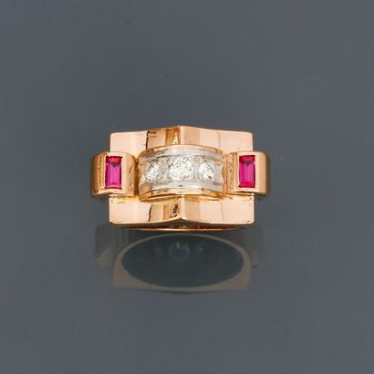 null Pink gold ring, 750 MM, centred with diamonds between two red stone bars, circa...