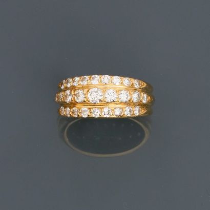 null Bague anneau en or jaune, 750 MM, ornée de trois lignes de diamants, taille...