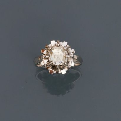 null Round gold ring, 750 MM, centred on a crowned rose surrounded by diamonds, 20th...