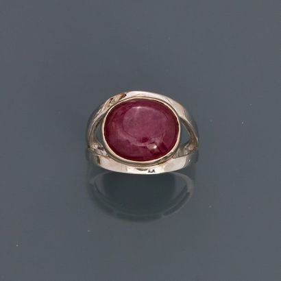 null White gold ring, 750 MM, decorated with a cabochon ruby in setting, size: 53,...