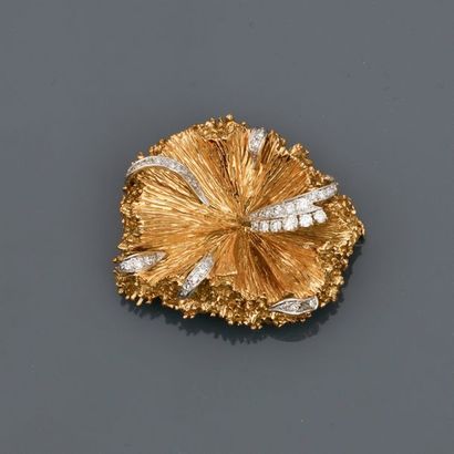 null THATCHED COTTAGE, THATCH. Brooch drawing a "pleated" motif in yellow gold, 750...