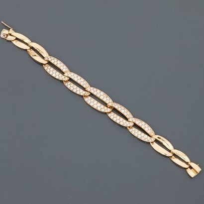 null Très beau bracelet à dix larges maillons d'or jaune, 750 MM, dont cinq au centre,...