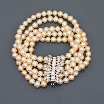 null Bracelet formé de cinq rangs de perles de culture, diamètre : 4 cm, très beau...