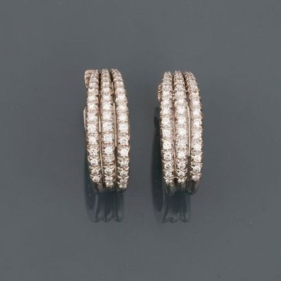 null Pretty creoles in white gold clips, 750 MM, made up of three diamond-covered...