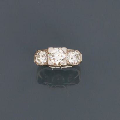 null Art Deco. Ring in, platinum 900 MM, centred on a round diamond weighing about...