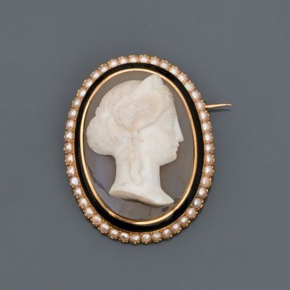 null Beautiful yellow gold brooch, 750 MM, applied with a black enamel surrounded...