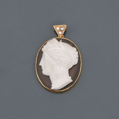 null Yellow gold pendant, 750 MM, setting a cameo on agate drawing a female profile...