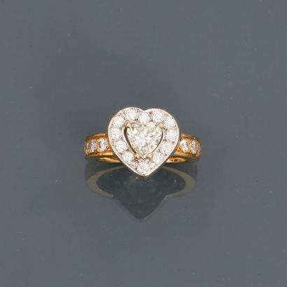 null White gold ring, 750 MM, decorated with a heart-cut diamond weighing 1.01 carat...