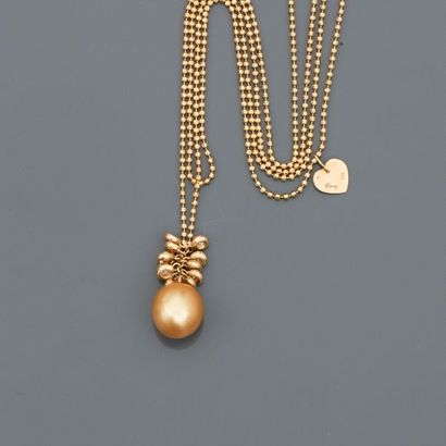 null POIRAY, Long double necklace of small yellow gold pearls, 750 MM, wearing a...