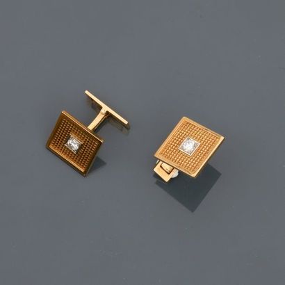null Cufflinks in yellow gold, 750 MM, each centred with a brilliant cut diamond...