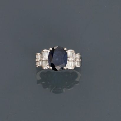 null White gold ring, 750 MM, adorned with an oval sapphire weighing 3.76 carats...