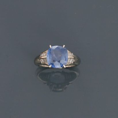 null White gold ring, 750 MM, decorated with a sapphire weighing 4.56 carats and...