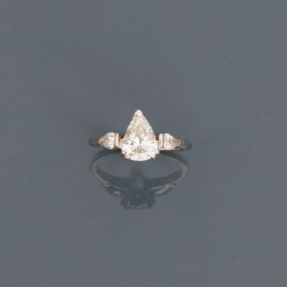 null Bague en or gris, 750 MM, ornée d'un très beau diamant taille poire pesant 1,21...