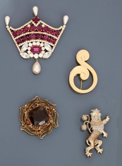 null Lot: "Crown" brooch covered with Swarowski rhinestones and piriform pearls,,...