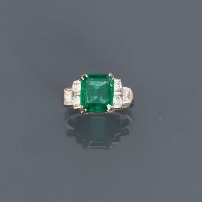 null Ring in white gold, 750 MM, decorated with a magnificent emerald cut emerald...