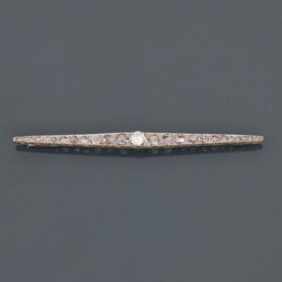 null Barrette brooch in, platinum 900 MM, centred with a diamond weighing about 0.40...