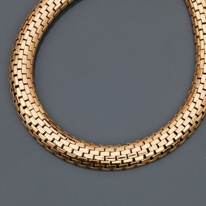 null Very beautiful "stretchable" necklace forming a curved ribbon of flat yellow...