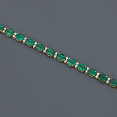 null Yellow gold line bracelet, 750 MM, highlighted with oval emeralds, total about...