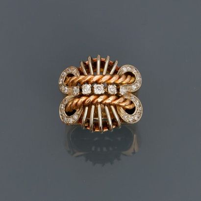 null Bague " dôme " en or jaune, 750 MM, ajouré, formée de boucles diamantées portant...